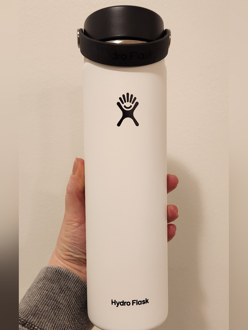 Hydro Flask White Insulated 24 oz Bottle with Black Flex Cap